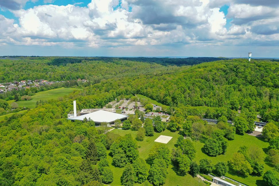 Das Badezentrum Sindelfingen aus der Vogelperspektive: Wie das Bad in Zukunft aussehen soll, wird in der Stadt derzeit intensiv diskutiert.  Bild: Dettenmeyer