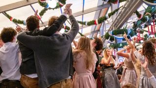 Besucher feiern in einem Festzelt auf dem Oktoberfest: Die 190. Wiesn findet vom 20. September bis 5. Oktober 2025 auf der Münchner Theresienwiese statt.