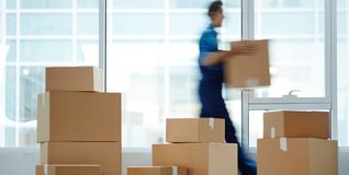 In eine billigere Wohnung zu ziehen, spart Geld. Doch der Umzug selbst kostet. Und meistens kommt noch eine Kaution hinzu.