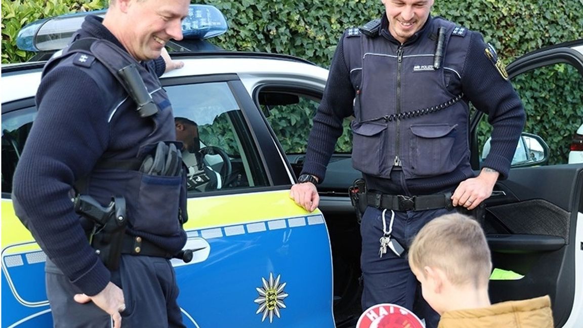 Der Junge wurde von den Polizeibeamten an seinem Geburtstag überrascht.