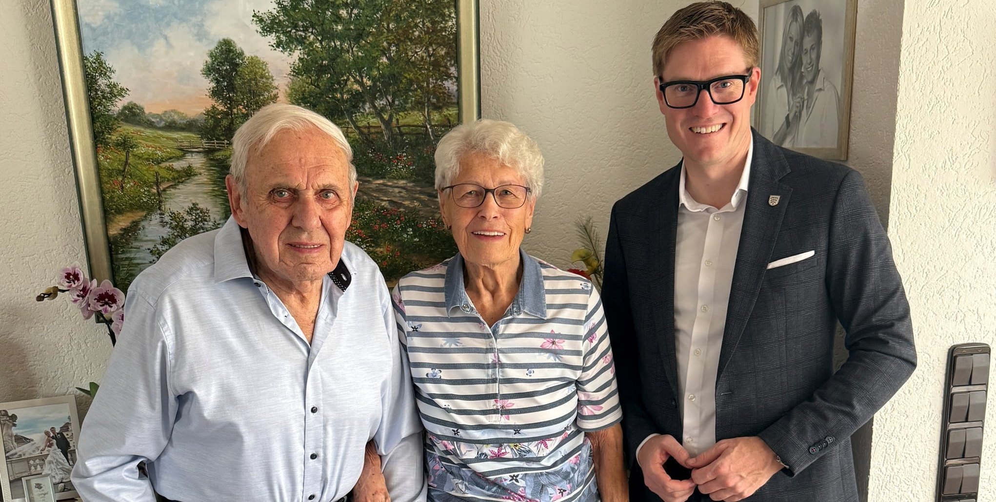 Oberbürgermeister Markus Kleemann gratuliert dem Ehepaar Klauß zur Gnadenhochzeit.