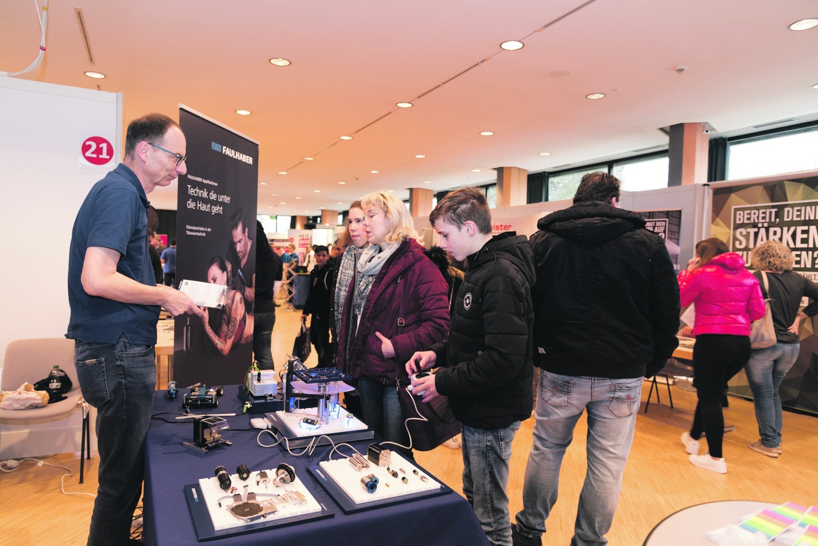 30 Aussteller waren bei der Azubi-Messe in der Böblinger Kongresshalle vor Ort und standen den Besuchern Rede und Antwort. Bild: Nüßle