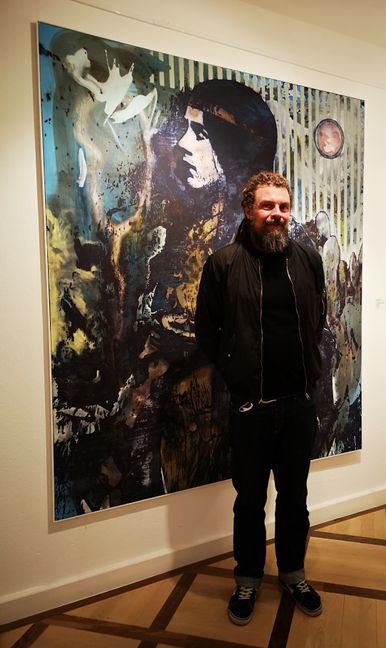 Jan Muche vor seinem Gemälde "Indianerin". Bild: Schilpp