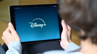 Menschen in Deutschland verbringen viel Zeit mit Streaming (Symbolbild).