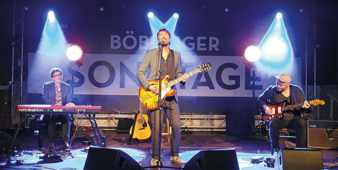 Hochkarätiger Beginn am Donnerstag mit Niels Frevert (Mitte), Keyboarder Martin Hornung, und Gitarrist Christoph Barnewitz.