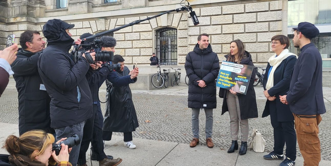 Felix Döring, Jasmina Hostert und Saskia Esken (von links) nehmen eine Petition gegen die Wiedereinführung der Wehrpflicht entgegen.