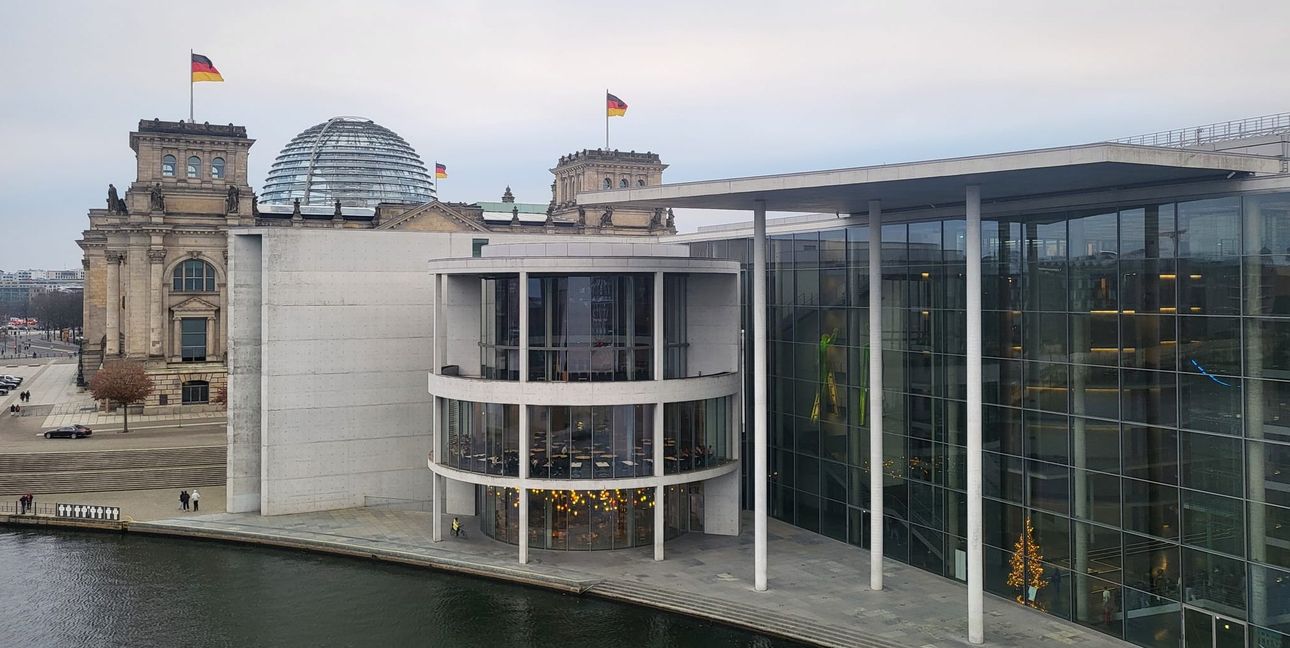 Der Bundestag besteht aus mehreren Gebäuden, die über unterirdische Gänge und Brücken miteinander verbunden sind.