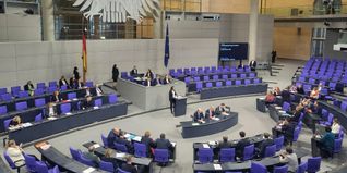 Jasmina Hostert hält im Bundestag eine Rede zum 30. Jahrestag des Dayton-Abkommen.