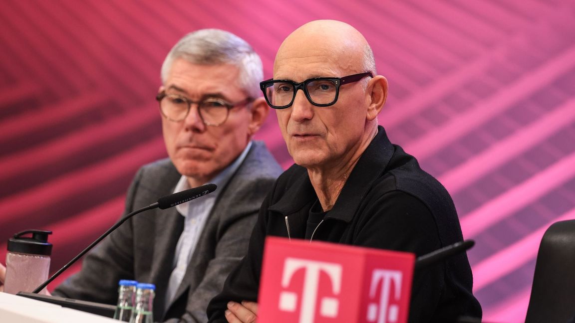 Telekom-Finanzvorstand Christian Illek (links) sitzt neben dem Vorstandsvorsitzenden Tim Höttges und spricht zu Journalisten.