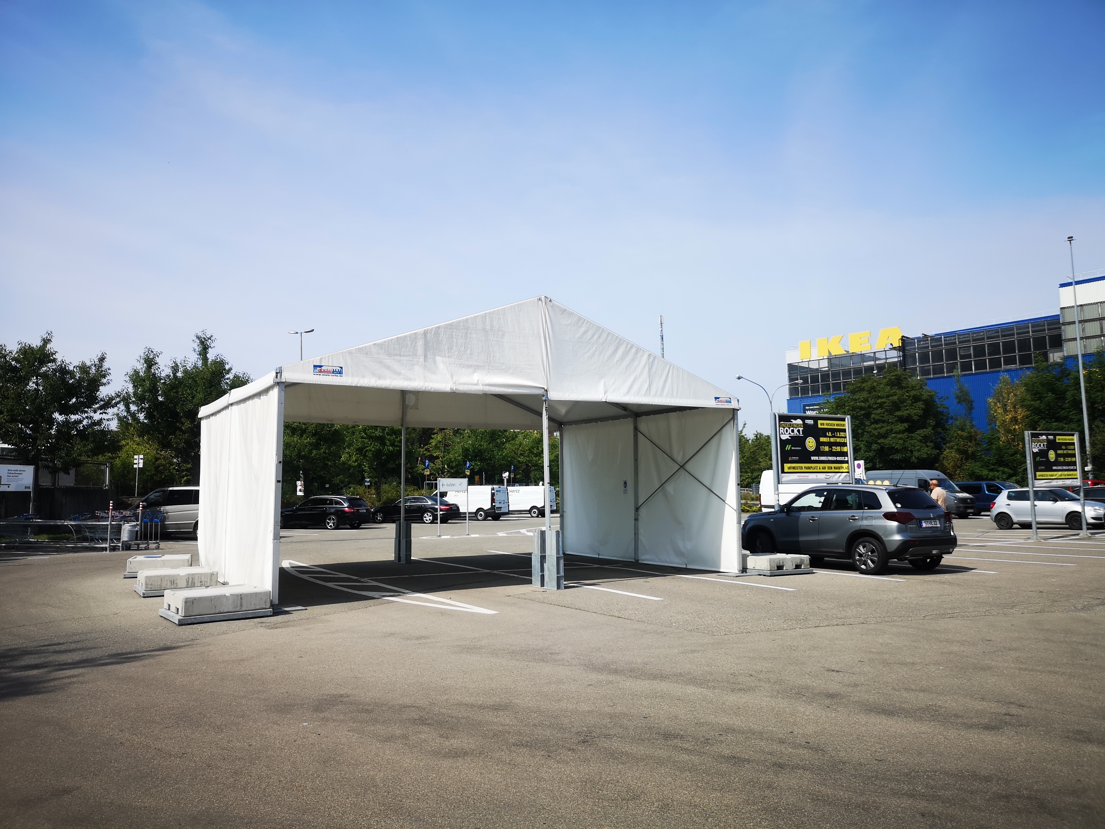 Von der Drive-Through-Teststelle auf dem Ikea-Parplatz in Sindelfingen ist nur noch das Zelt übrig geblieben. Getestet wird stattdessen wegen der zu geringen Nachfrage und den zu hohen Kosten vor dem Ikea-Restaurant. Bild: Groß
