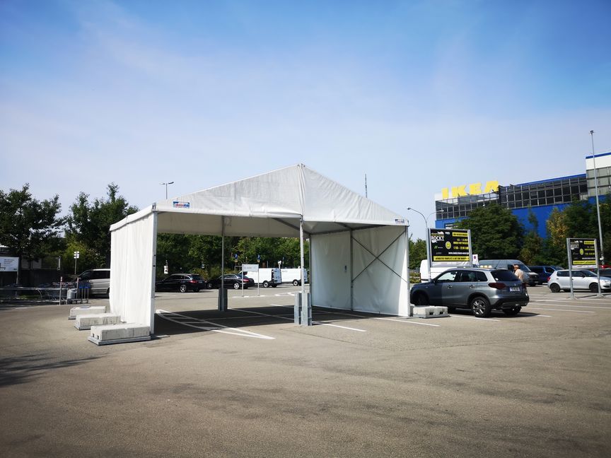 Von der Drive-Through-Teststelle auf dem Ikea-Parplatz in Sindelfingen ist nur noch das Zelt übrig geblieben. Getestet wird stattdessen wegen der zu geringen Nachfrage und den zu hohen Kosten vor dem Ikea-Restaurant. Bild: Groß
