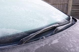 Hier verraten wir Ihnen 5 wirksame Möglichkeiten, wie Sie Ihre Autoscheibe vor Frost schützen können.