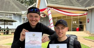 Geschafft: Fabian (links) und Lukas Schnaidt mit ihren Urkunden nach der erfolgreichen Besteigung des Kilimanscharo.