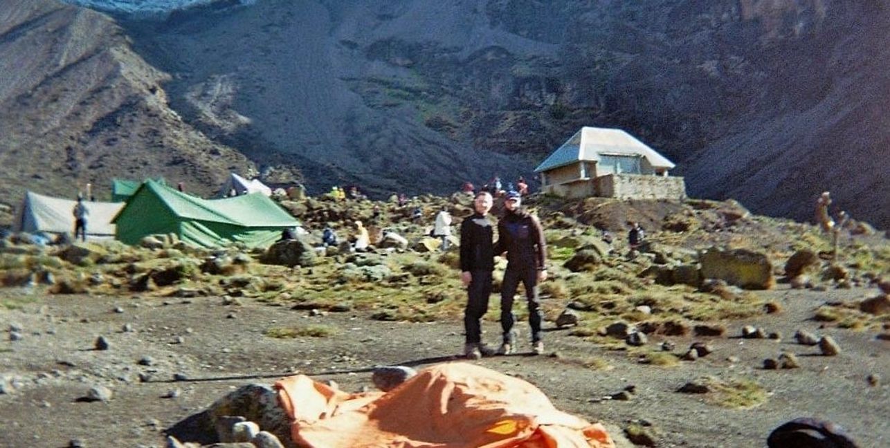 Die beiden Brüder im Barafu-Camp auf 4600 Meter Höhe. Um 23 Uhr wurden sie dort gewecckt und dann begann der Aufstieg aus das Dach Afrikas.