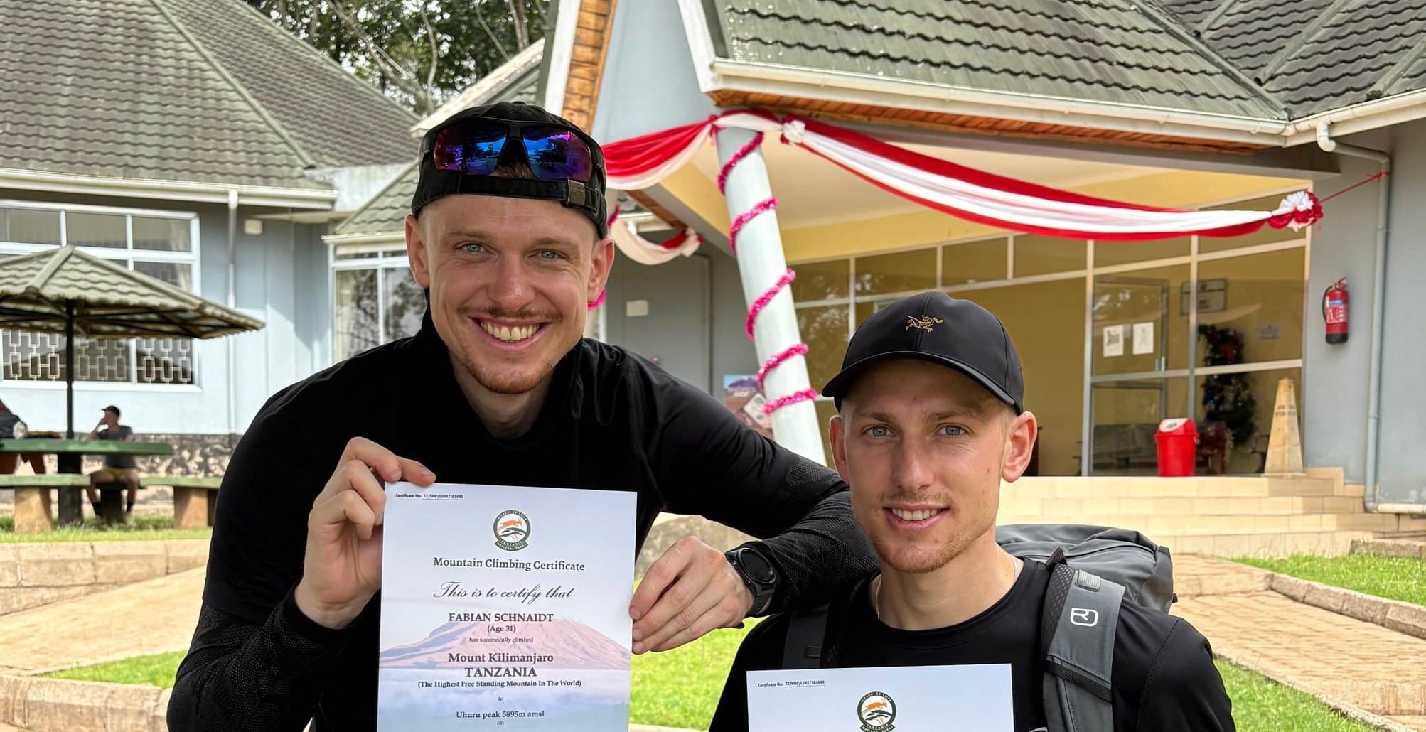 Geschafft: Fabian (links) und Lukas Schnaidt  mit ihren Urkunden  nach der erfolgreichen Besteigung des Kilimanscharo.
