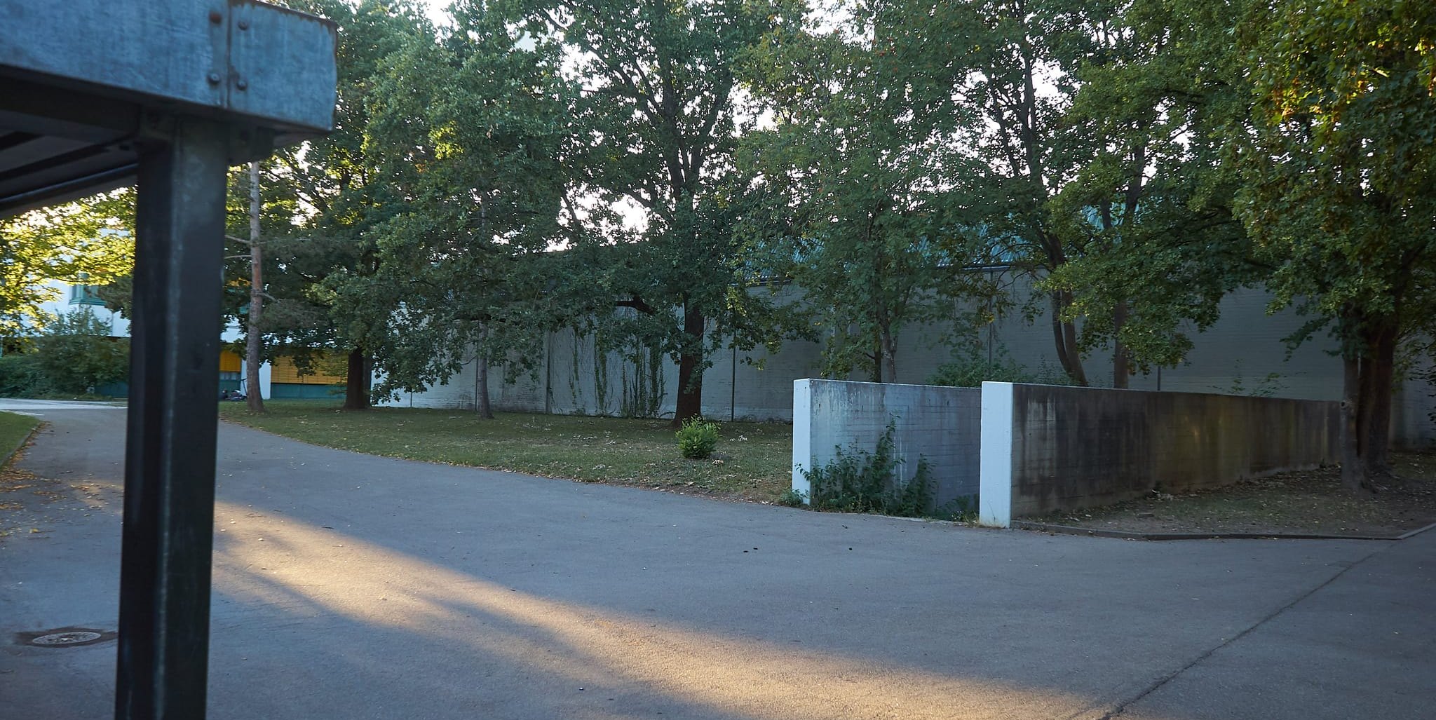 Rückwand Sporthalle Hinterweil