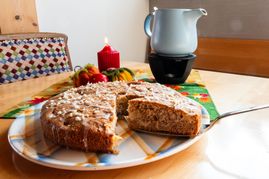 Saftiger Birnenkuchen mit Haselnüssen. Foto: Nüßle