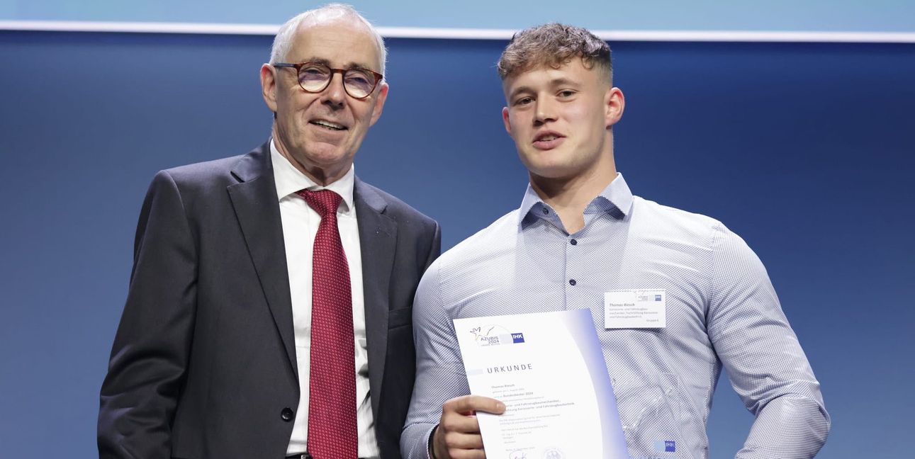 Thomas Riesch (rechts) erhielt die Auszeichnung persönlich von DIHK-Präsident Peter Adrian.