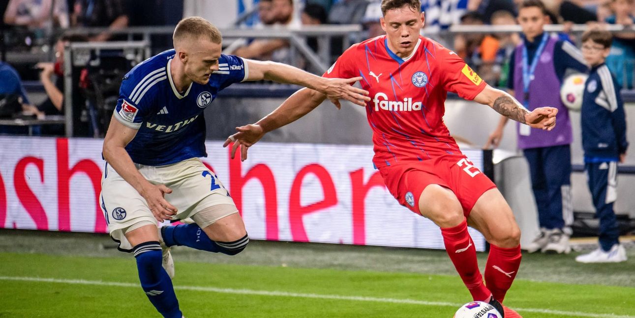 Timo Baumgartl (links) noch im Trikot des FC Schalke 04 im Spiel gegen Holstein Kiel. Bild: Eibnrer