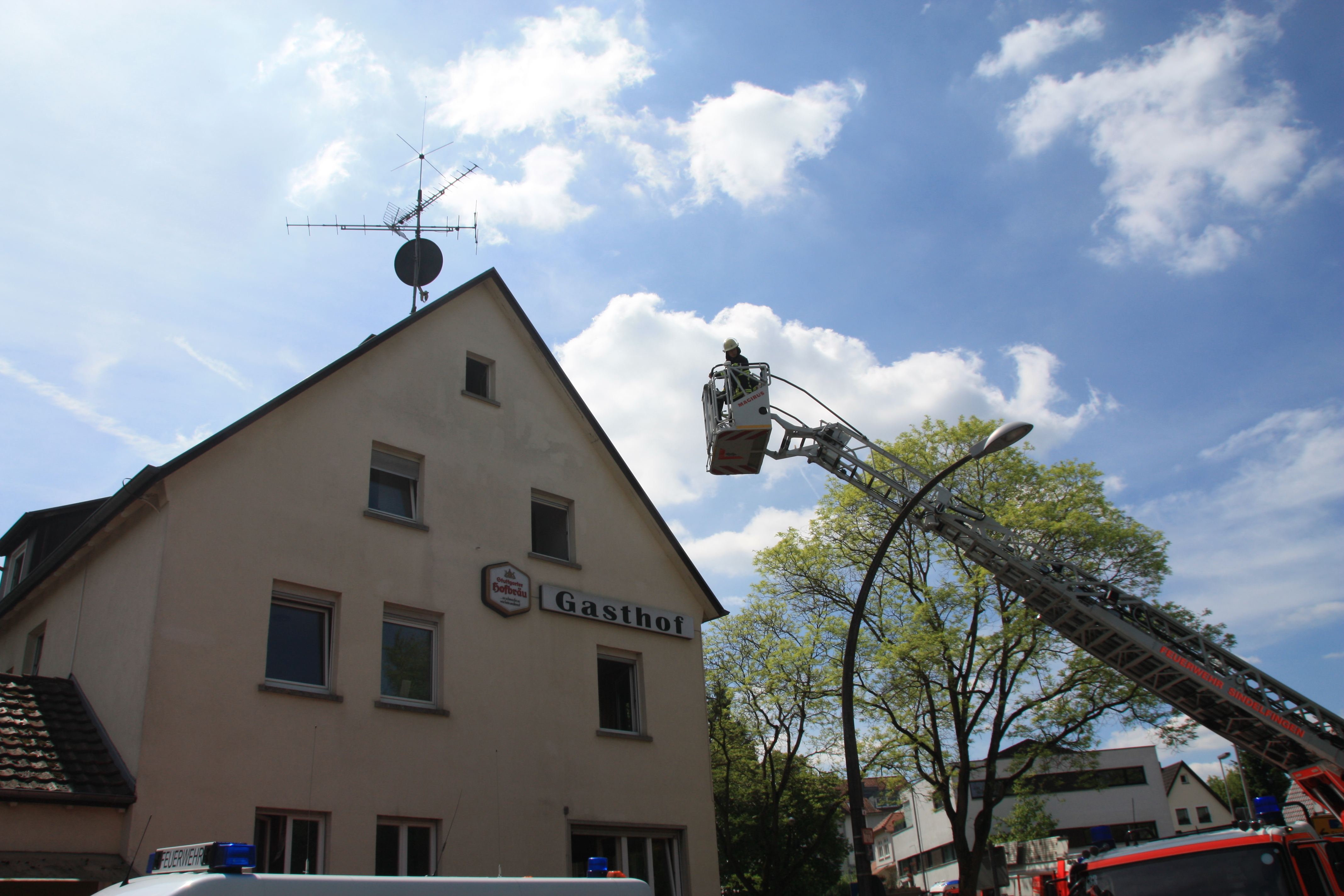 Die Sindelfinger Feuerwehr im Gasthof Keilbach, wo der Einsatz mit einem Küchenbrand begann. Bilder: Jung