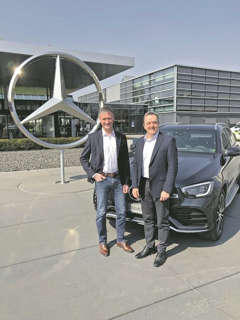 Michael Bauer (links) und Ergun Lümali freuen sich über die Standortentscheidung für Sindelfingen. Das SZ/BZ-Bild zeigt den Werkleiter und den Betriebsratsvorsitzenden am Mercedes-Kundencenter vor der aktuellen Generation des GLC.	Bild: Haar