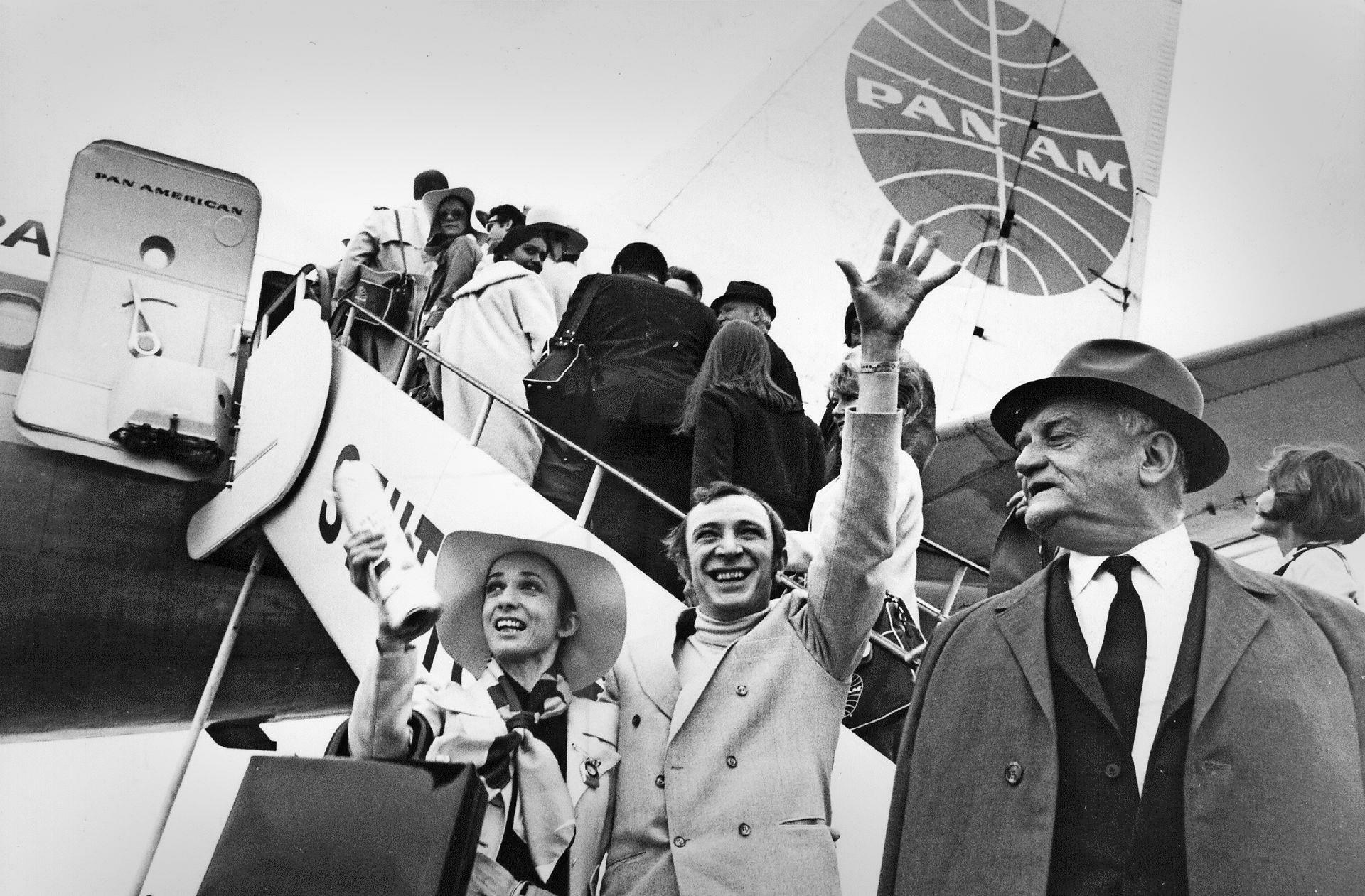 John Cranko (Mitte) mit seiner Primaballerina Marcia Haydée und dem Intendanten Walter Erich Schäfer winkt bei der Abreise zum Gastspiel 1969 nach New York am Stuttgarter Flughafen. Foto: dpa/imago stock&people