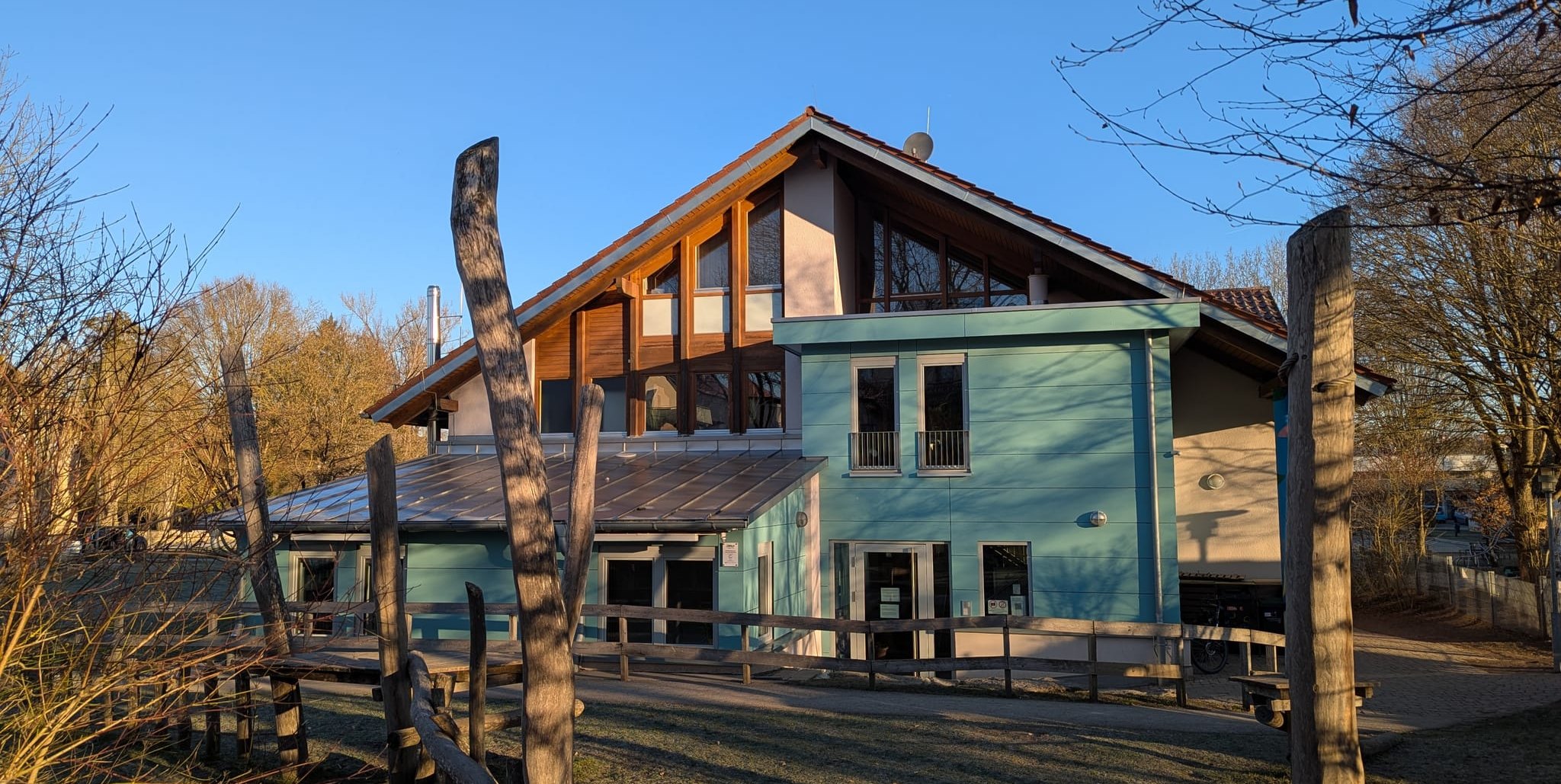 An der Rückseite des bestehenden Horts soll ein zweigeschossiges, barrierefreier Anbau für sechs Gruppen entstehen.