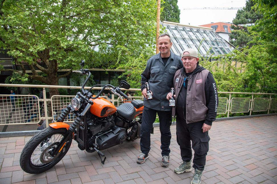 Schriftführer Udo Frank und Präsident Andreas Geier stoßen mit dem neuen Bier an.