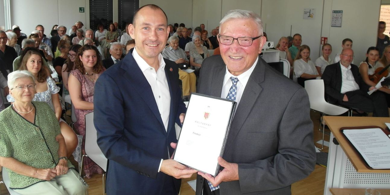 Oberbürgermeister Dr. Stefan Belz verleiht Friedrich Gumbsch (rechts) den Kulturpreis.