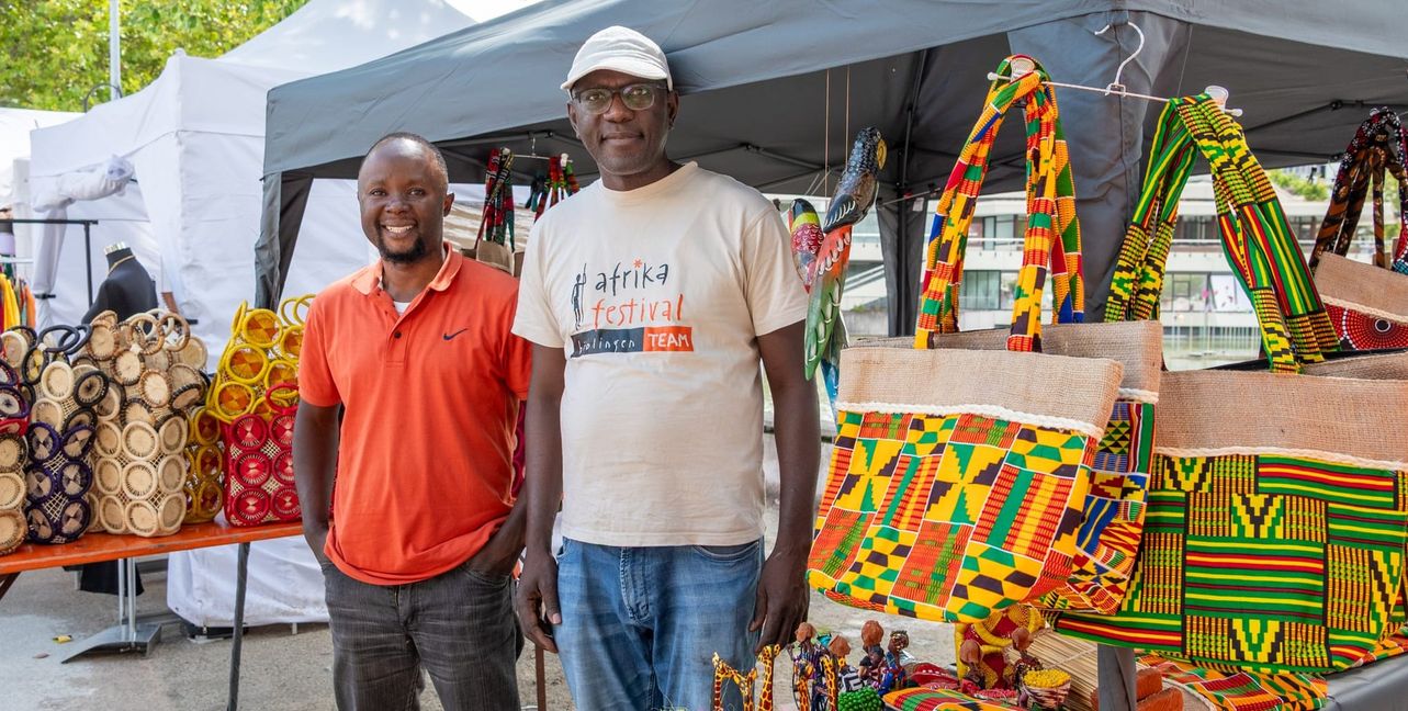 Nicholas SSenjala von der Organisation Minds Youth Organisation und Organisator Mafoday Cham schätzen das Böblinger Publikum.
