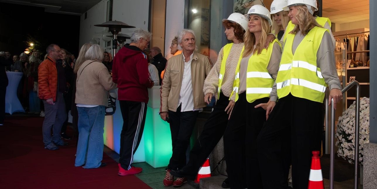 Im Modegeschäft von Irene Georgii machen die Models auf die Bausituation am Marktplatz aufmerksam.