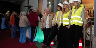 Im Modegeschäft von Irene Georgii machen die Models auf die Bausituation am Marktplatz aufmerksam.