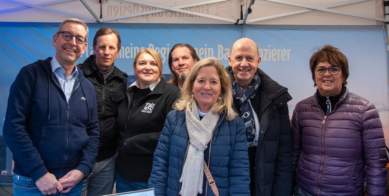 Die Freiberufler im Gewerbe- und Handelsverein waren dieses Jahr mit Wein aus der Pfalz dabei.