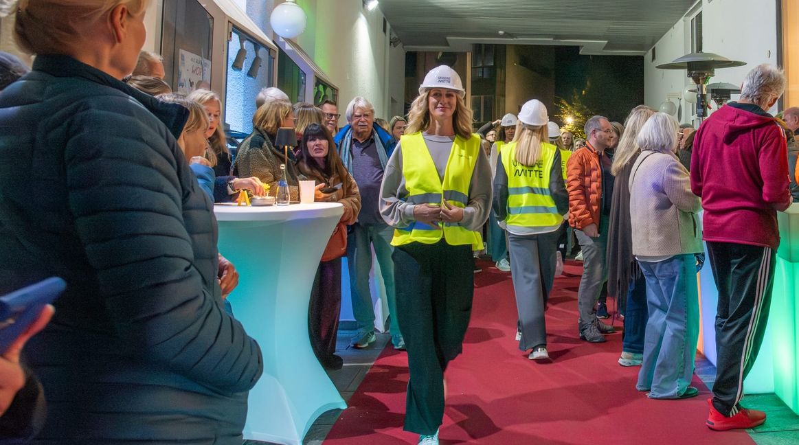 Im Modegeschäft von Irene Georgii machen die Models auf die Bausituation am Marktplatz aufmerksam.