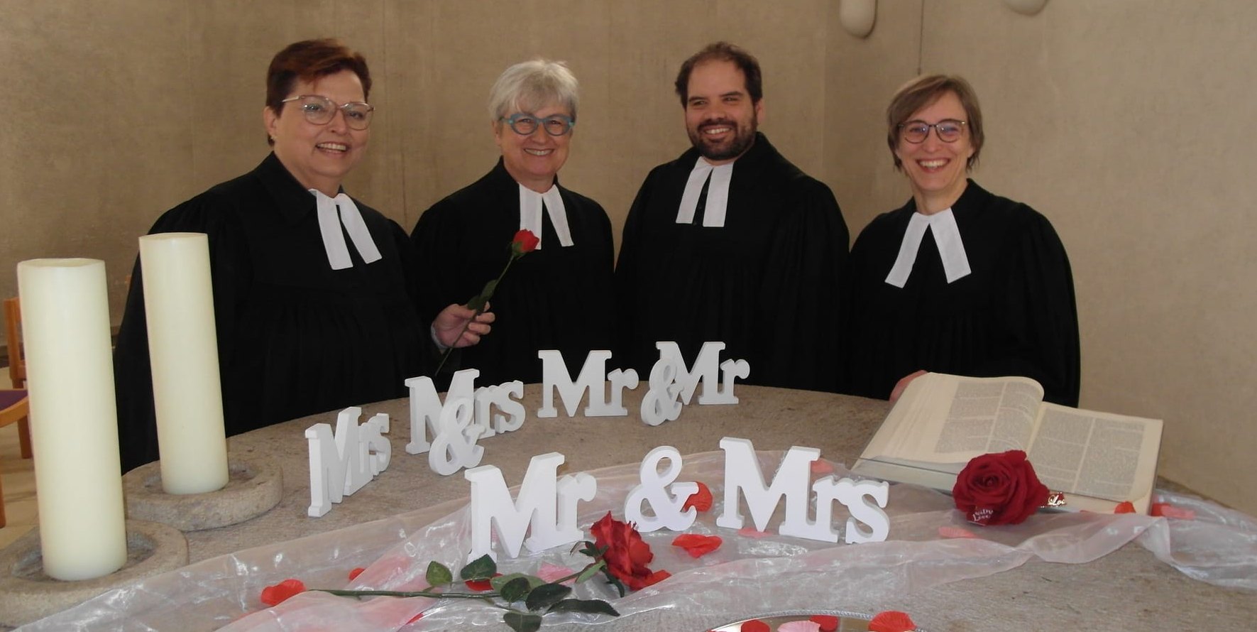 Am 14. Februar, dem Valentinstag, können sich Paare beim Event „Einfach heiraten - Segen für Lang- und Kurzentschlossene“ in der Böblinger Stadtkirche auf dem Schlossberg von den Pfarrern Gerlinde Feine, Heidi Hafner, Fabian Maysenhölder oder Dr. Beate Kobler bei einer anderthalbstündigen Feier kirchlich trauen, oder ihre Beziehung segnen, lassen - eingeladen sind ausdrücklich nicht nur „Mr. & Mrs.“, sondern auch „Mr. & Mr.“ sowie „Mrs. & Mrs.“. Bild: Staber
