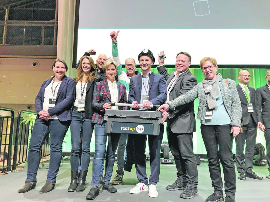 Die Magstadter Delegation freut sich über den Sieg beim Landesfinale des Start-up-Wettbewerbs. In der Mitte, am Griff des Werkzeugkastens, den es für die Sieger gab: Landeswirtschaftsministerin Dr. Nicole Hoffmeister-Kraut und Magstadts Bürgermeister Florian Glock. Bild: Protzer