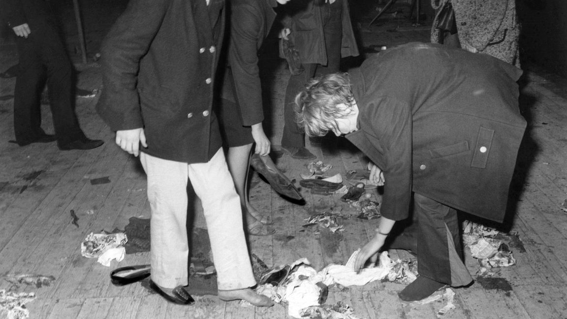 Jugendliche sammeln Schuhe ein, die sie auf die Bühne geworfen haben. (Archivbild)