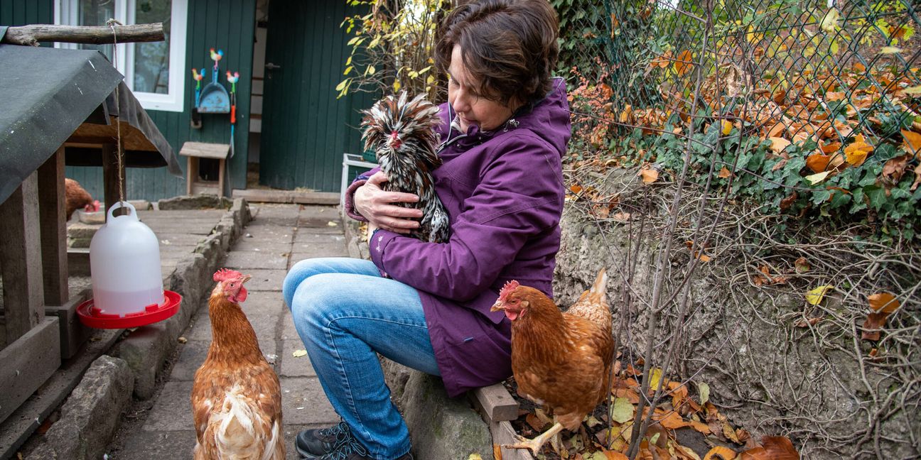 Andrea Schwegler mit ihren Hühnern. Bild: Nüßle