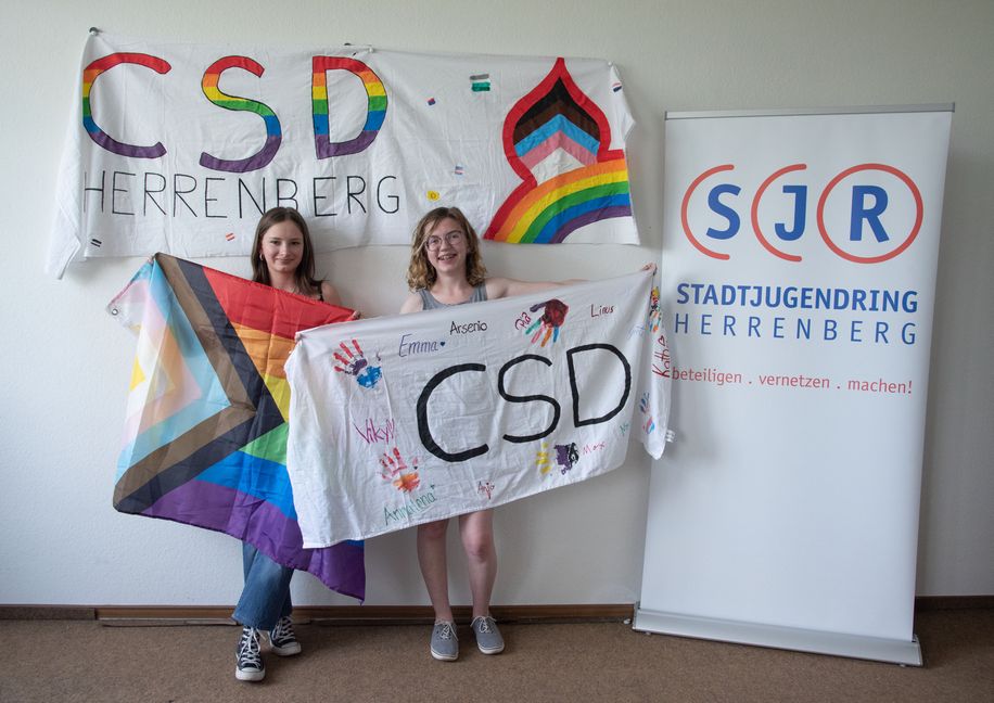 Mit den Vorbereitungen zum Christopher Street Day Herrenberg am morgigen Samstag sind Viktoria Rodak (links) und Emma Mertmann beschäftigt.                         Bild: Vecsey
