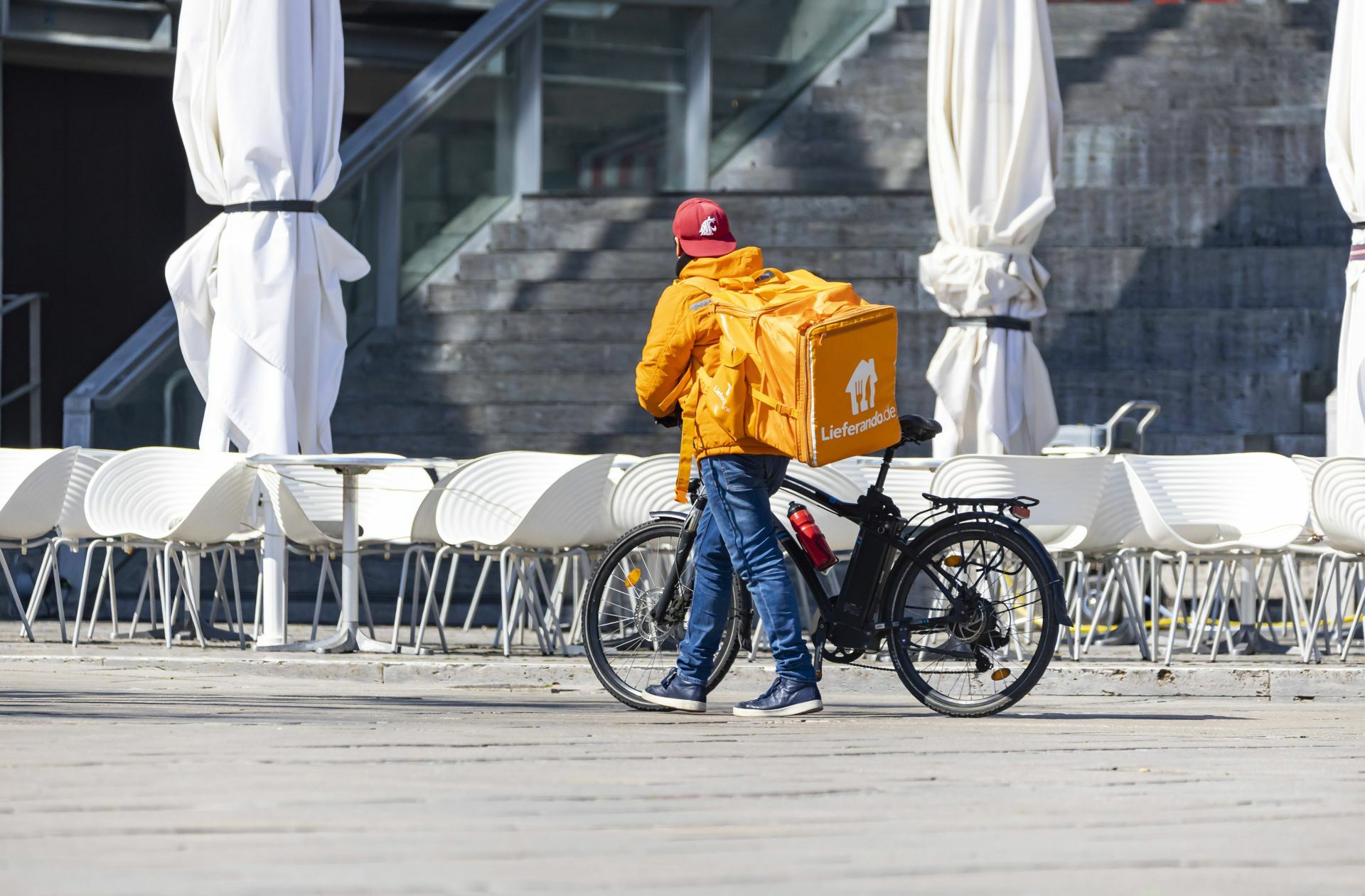 Ein Lieferando-Kurier in der Stuttgarter Innenstadt. Bild: imago/Arnulf Hettrich