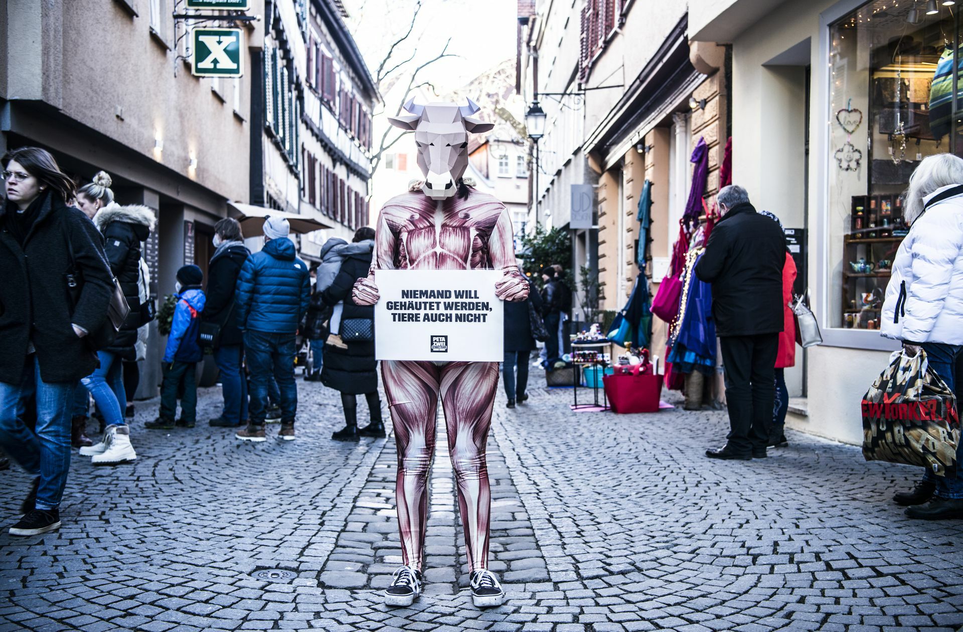 „Ich will den Leuten zeigen, dass hinter jedem Lederprodukt Tierleid steckt“: Marlene Teufel spielt eine gehäutete Kuh.