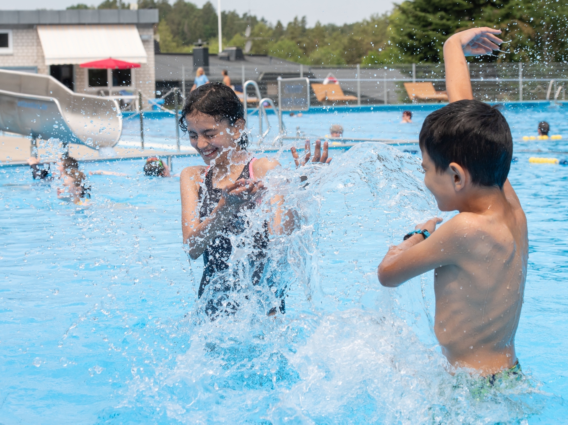Das große Planschen kann beginnen. Das Gärtringer Freibad ist wieder geöffnet.      Bild: Vecsey
