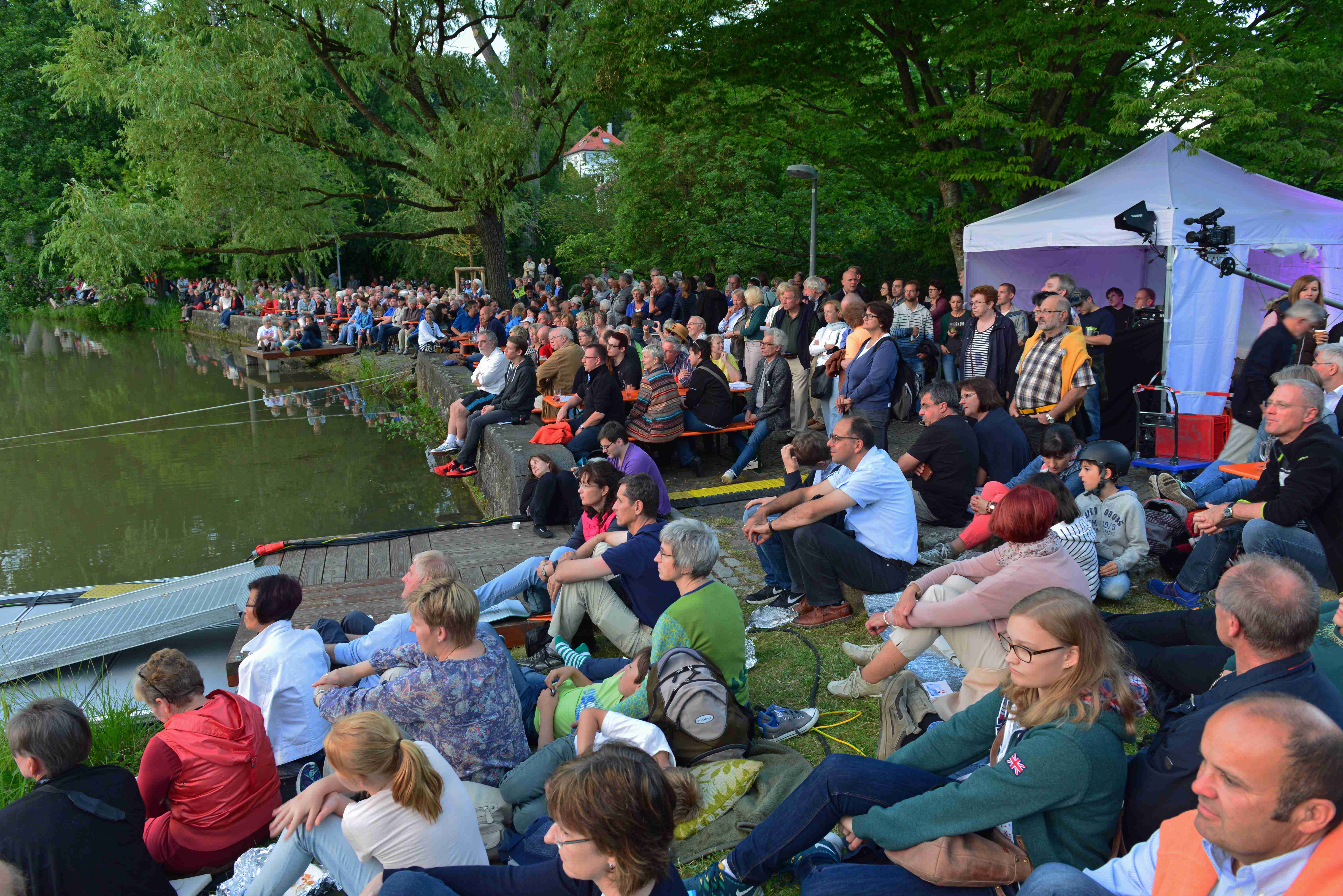 Volles Ufer am Klostersee für die Wassermusik am Samstagabend. Bild: F. Stampe