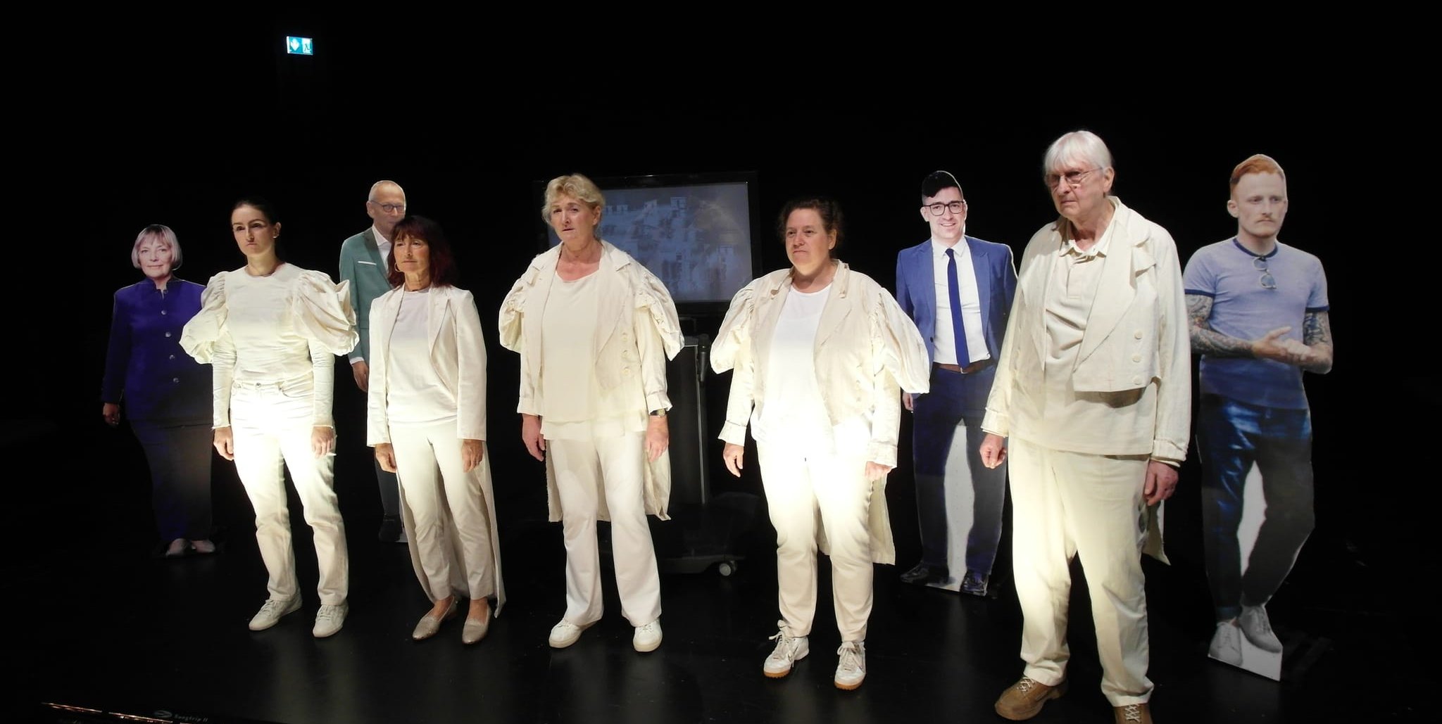 Das Bühnenbild von „Geheimplan gegen Deutschland & Die Nashörner – Ein Theaterabend für die Demokratie“.