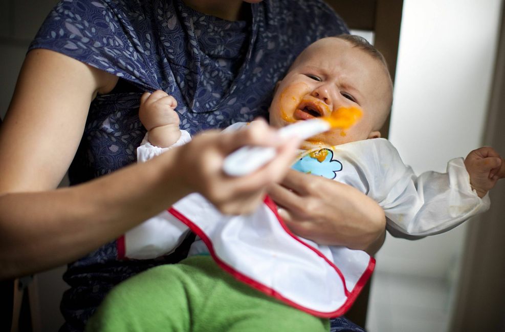 Kleine Kinder verweigern das Essen, indem sie den Kopf zur Seite drehen – und legen damit den Grundstein für das spätere Kopfschütteln.
 Foto: imago//Thomas Trutschel