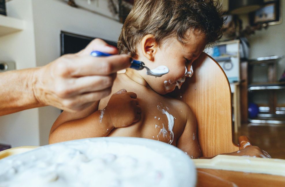Kleine Kinder verweigern das Essen, indem sie den Kopf zur Seite drehen – und legen damit den Grundstein für das spätere Kopfschütteln.
 Foto: imago//Jose Luis CARRASC..