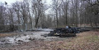 Trauriger Rest unmittelbar nach dem Brand der Blockhütte.