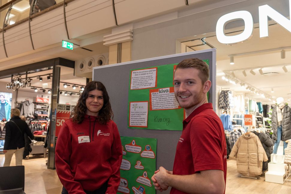 Natalie Ahmadii-Nia und Patrick Schmid von der Jugendbürgerstiftung nutzten die Schlau-Schau, zum Kontakte knüpfen.       Bild: Nüßle