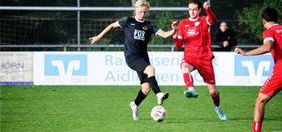 Aidlingens Tim Oehler (links) im Zweikampf mit dem Waldenbucher Jan Klopfer Bild: photostampe