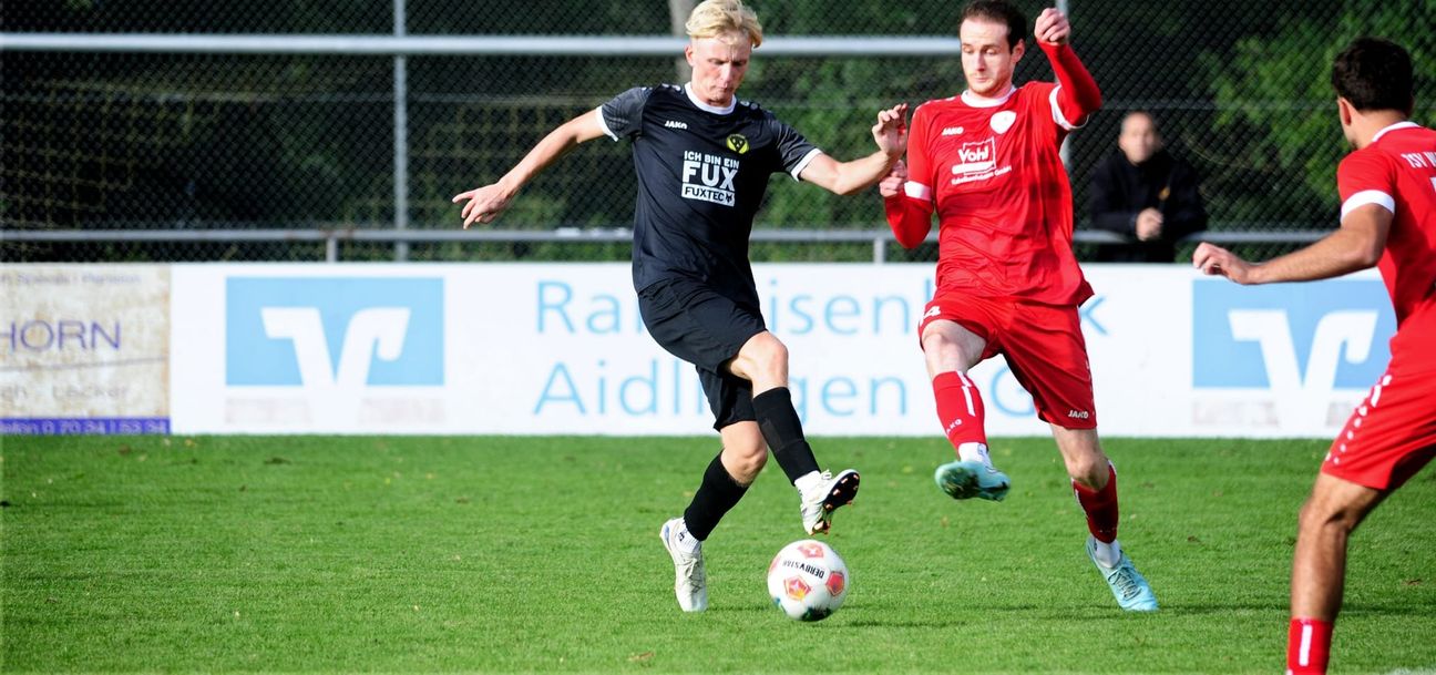 Aidlingens Tim Oehler (links) im Zweikampf mit dem Waldenbucher Jan Klopfer Bild: photostampe
